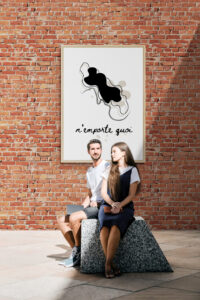 n'importe quoi frame dposter in young-couple-sitting-on-plinth