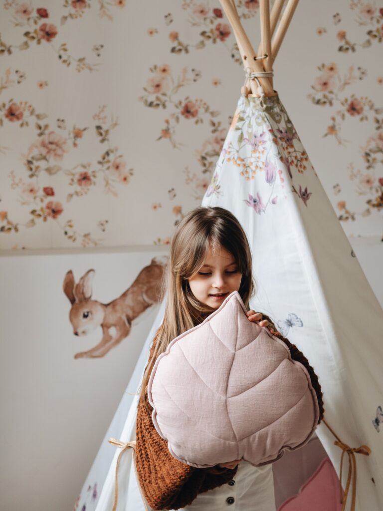 Velvet Leaf Pillow – Light Pink