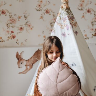 Velvet Leaf Pillow – Light Pink