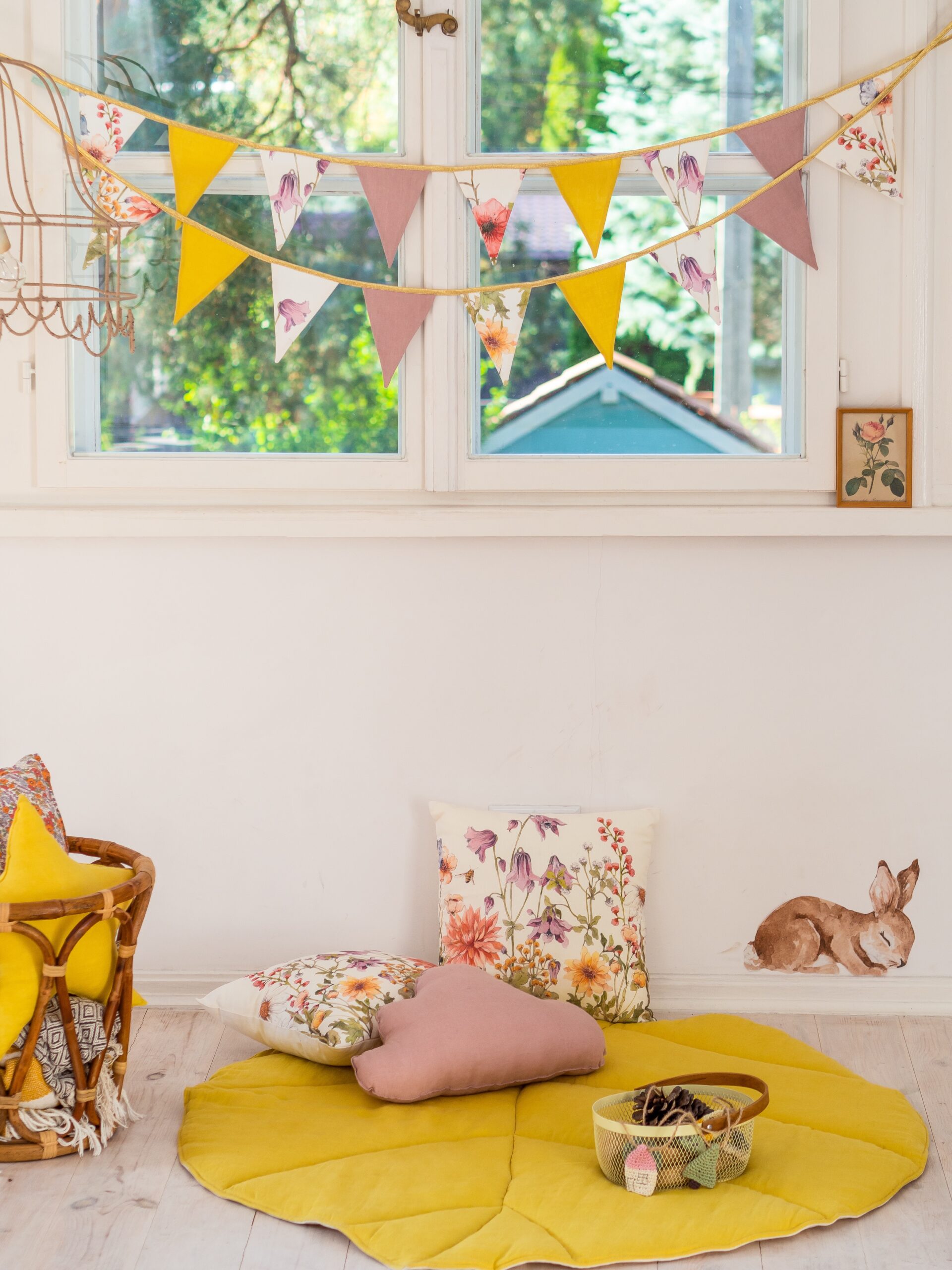 Wildflowers Garland decoration in sunny and light kids room