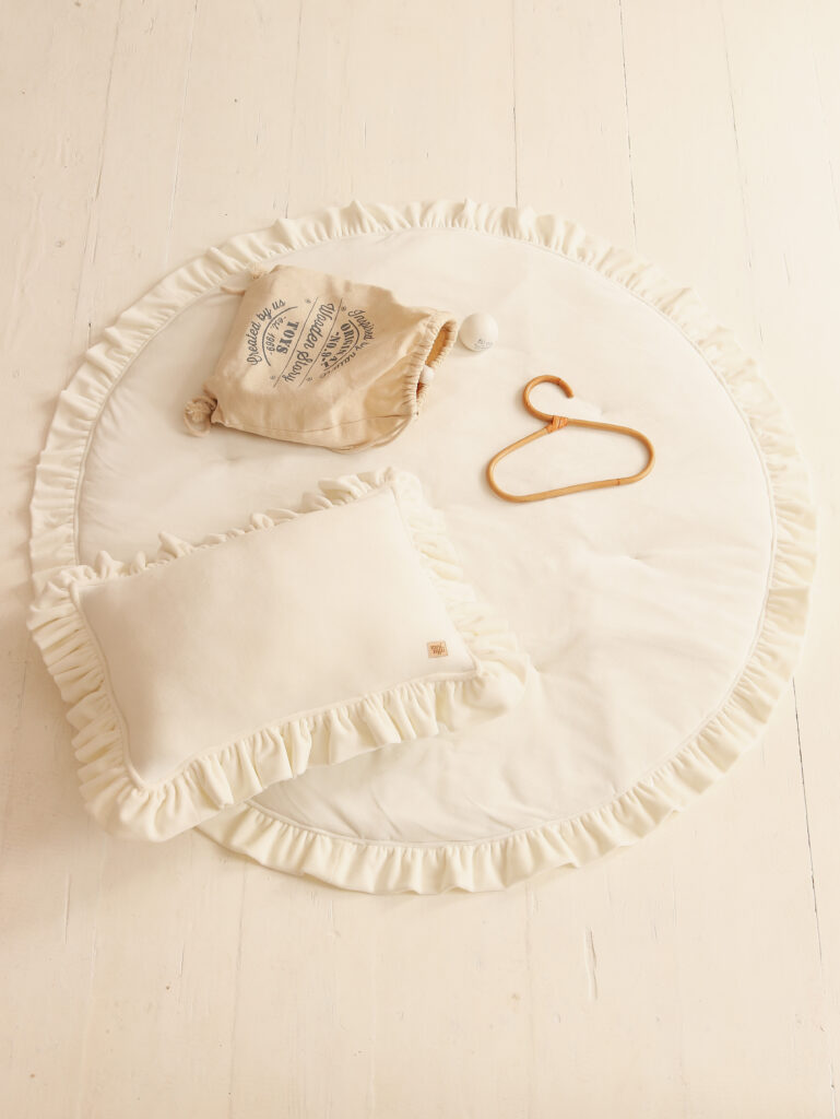 Velvet Pillow with Frills – White on a white round velvet mat
