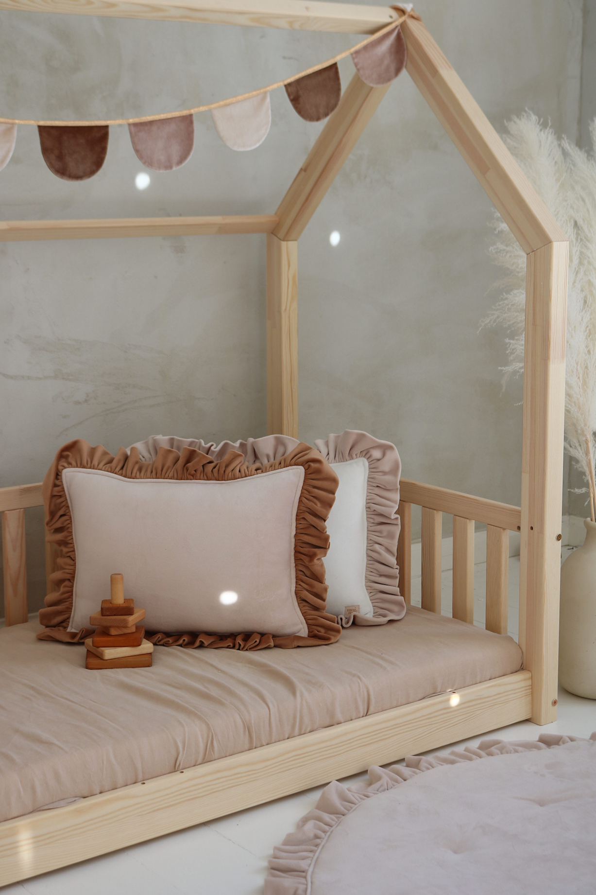 Decorative pillow with frills - Capuccino and Latte on a kids house bed