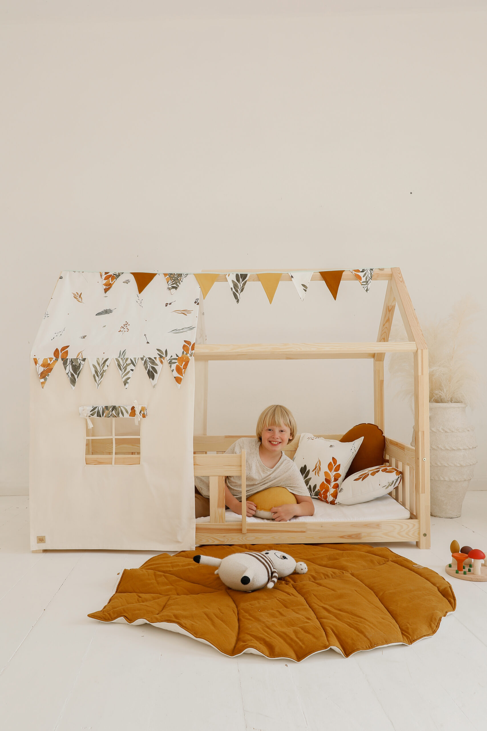 Leaf Linen Mat Brown and wildlife bed house canopy