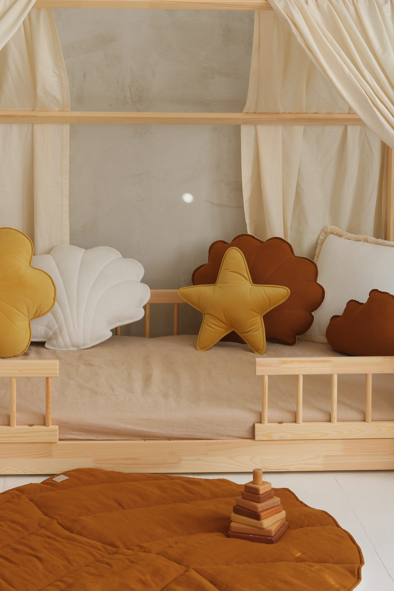 Leaf Linen Mat Brown and yellow star pillow