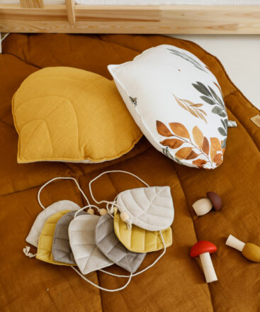 Leaf Linen Mat Brown with yellow leaf pillow