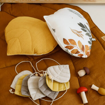 Leaf Linen Mat Brown with yellow leaf pillow