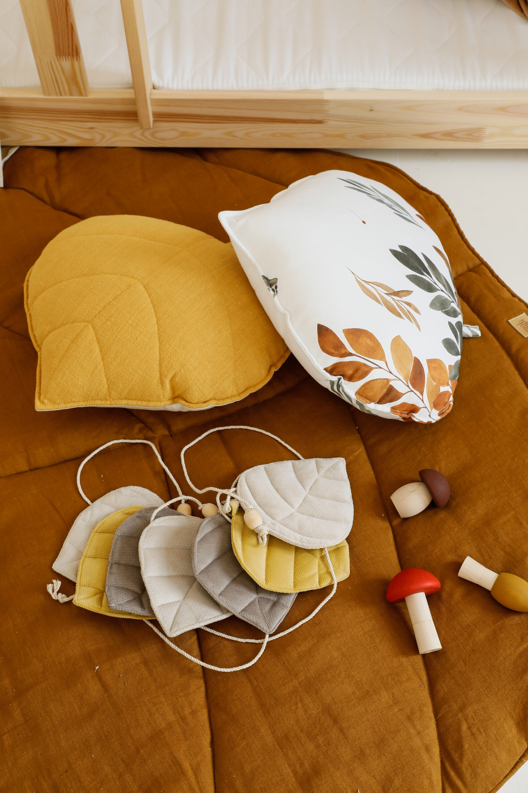 Leaf Linen Mat Brown with yellow leaf pillow