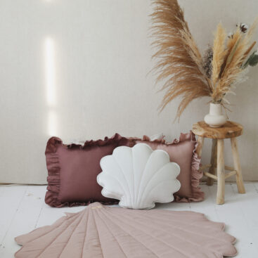 linen shell mat powder pink - with white shell pillow