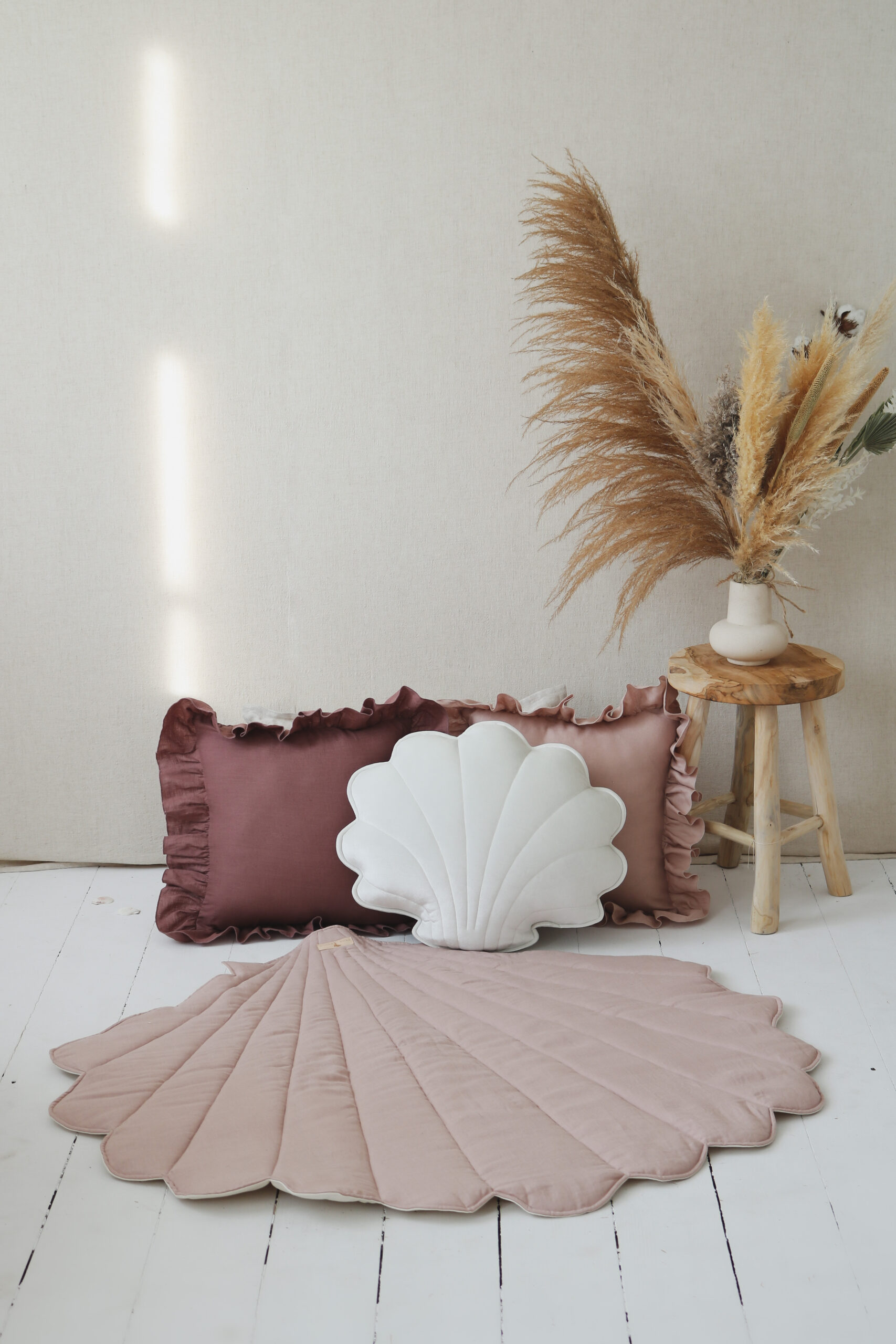 linen shell mat powder pink - with white shell pillow