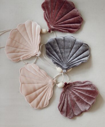 velvet shell garland dark pink