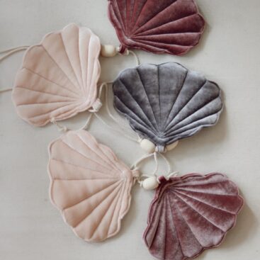 velvet shell garland dark pink