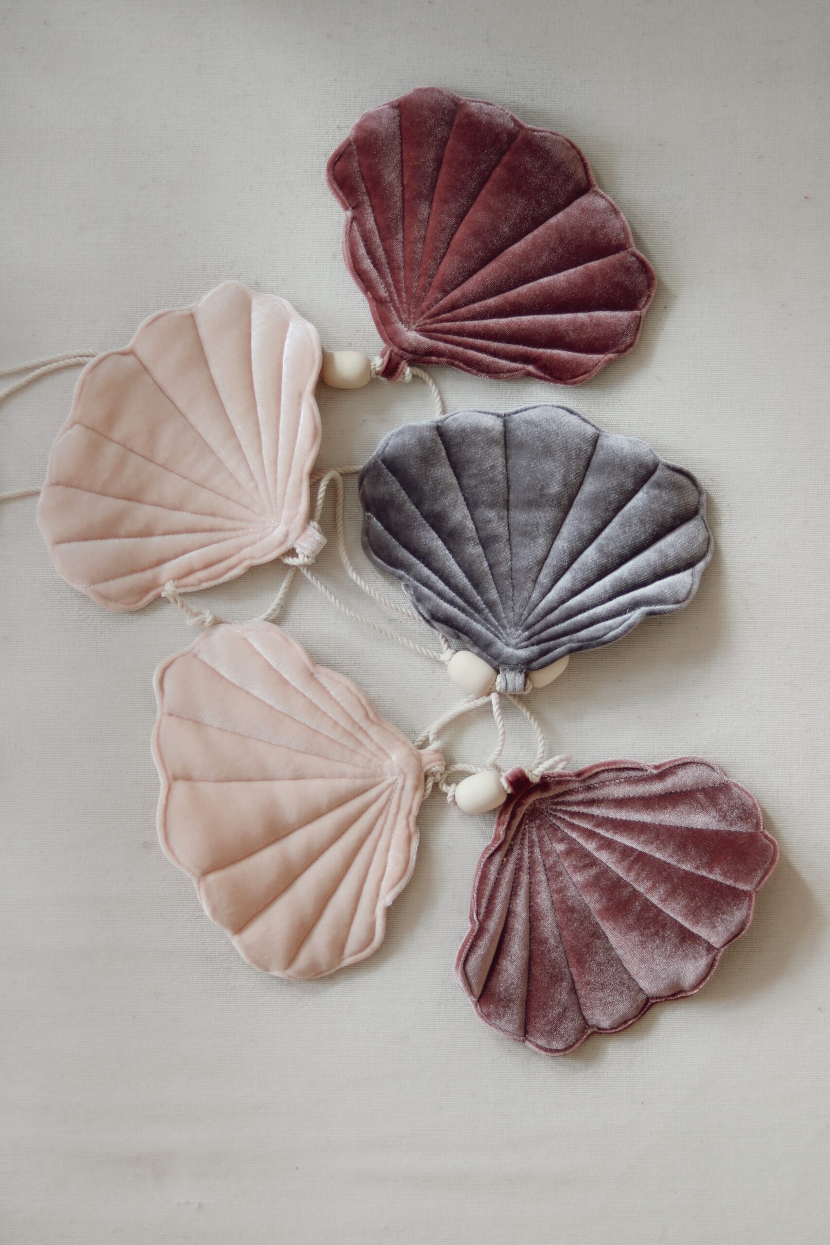 velvet shell garland dark pink